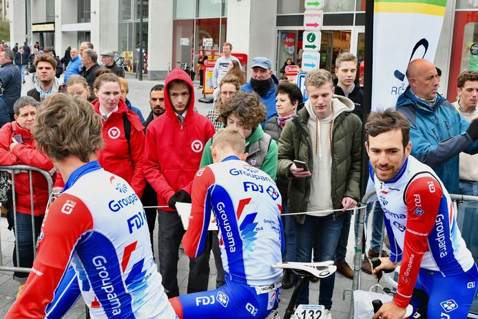 Dwars door Vlaanderen: start in Roeselare. Ook de handtekeningenjagers waren aanwezig.
