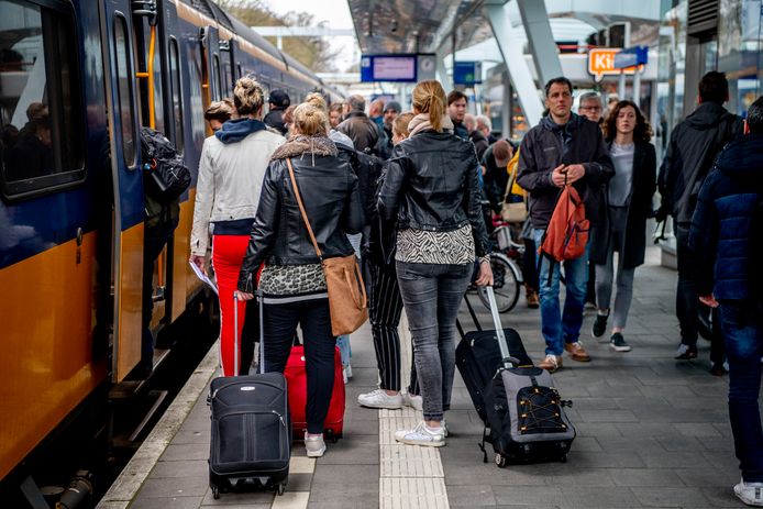 Er zijn problemen op het spoor rondom Rotterdam. Reizigers moeten rekening houden met extra reistijd.