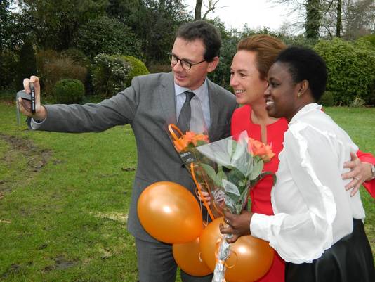 Nationaal voorzitter Wouter Beke neemt een selfie met Mariama Sylla en lijsttrekker Valerie Taeldeman.