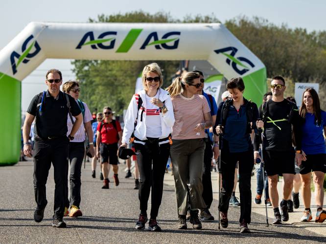 “Hare majesteit is een fervente wandelaar”: koningin Mathilde stapt 25 kilometer mee in recordeditie van AG Belgian Coast Walk