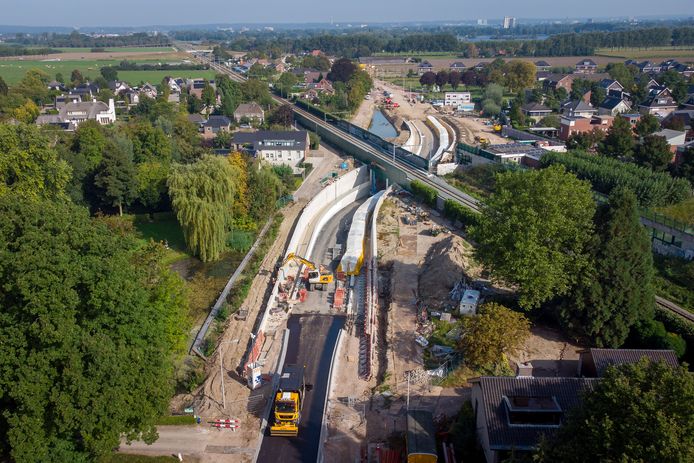 In Elst is begonnen met het asfalteren van de zuidelijke toegang van de nieuwe spoortunnel. Die gaat naar verwachting eind oktober open voor het verkeer.