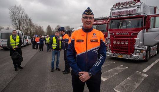 ‘Bumperkleven is niet alleen storend maar ook gevaarlijk’: 2-seconderegel doet straks intrede in wegcode