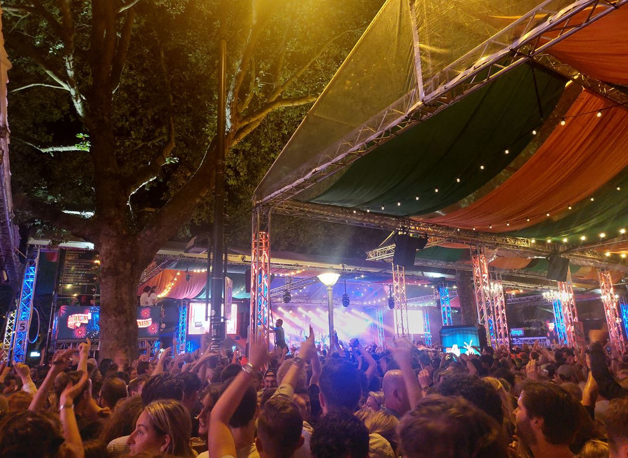 Duizenden vieren feest bij Ronnie Ruysdael op overvol Faberplein ‘Het liefste wil ik in