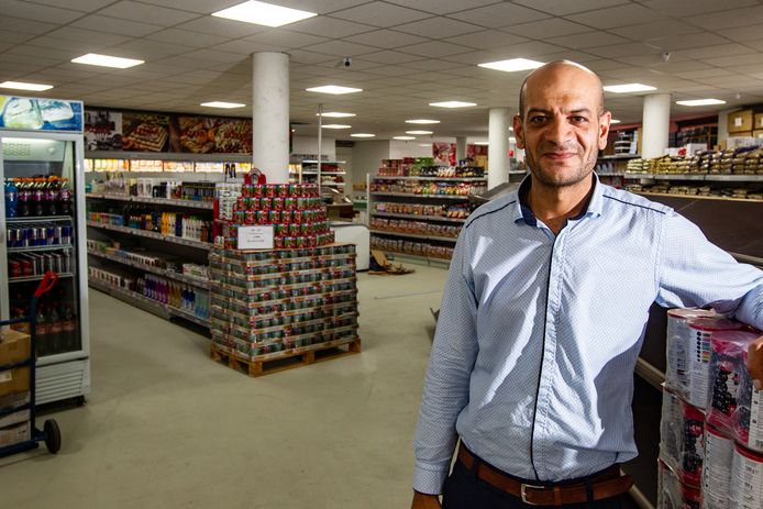 Sami Mtan in zijn supermarkt Bazaar. De winkel aan de Boxbergerweg in Deventer gaat vandaag open.