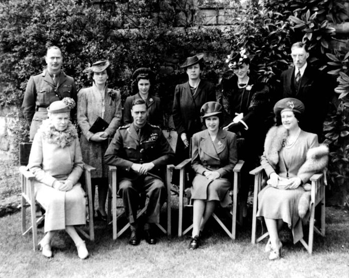 Photo de famille (avril 1944) à l’occasion des 18 ans de la princesse Elisabeth. À l’avant-plan, la princesse Elisabeth, son père, le roi George VI et sa mère la reine Elisabeth (à droite).