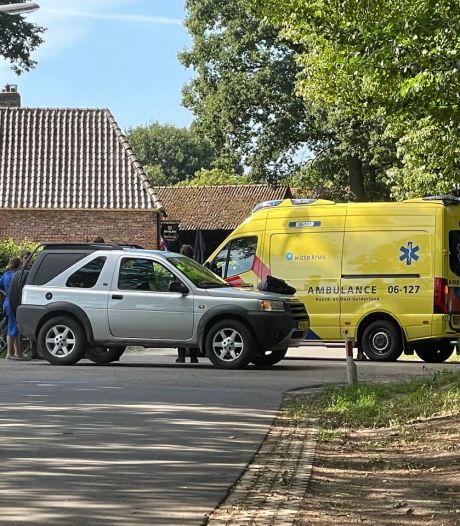 Scooter botst op auto in Uddel, scooterrijder naar het ziekenhuis