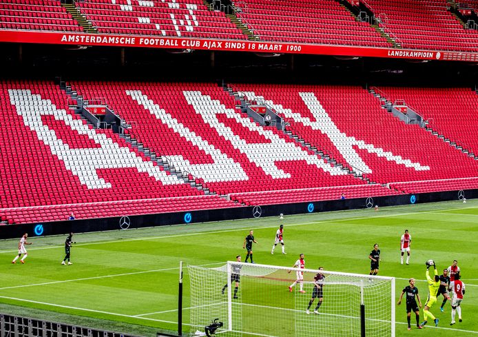Een sfeerloze Johan Cruyff Arena tijdens de voorbereiding bij Ajax - RKC.