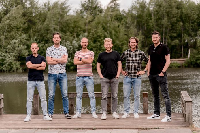 De zes kameraden en organisatoren van muziekfestival Rock am Esch in Tubbergen, dat na drie jaar corona-uitstel eind augustus eindelijk door kan gaan.