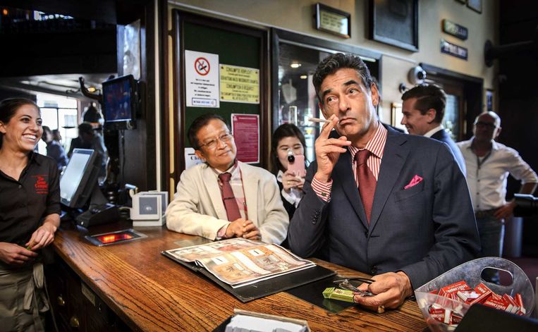 erard Spong, advocaat van voormalig coffeeshophouder Johan van Laarhoven, laat in coffeeshop The Grass Company een delegatie van Thaise advocaten zien hoe het Nederlandse gedoogbeleid voor softdrugs werkt. Foto is uit augustus. Beeld anp