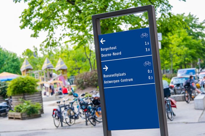 De stad plaatst tegen midden juli in totaal 689 fietsbewegwijzeringsborden op alle belangrijke knooppunten van het functionele fietsnetwerk in Antwerpen.