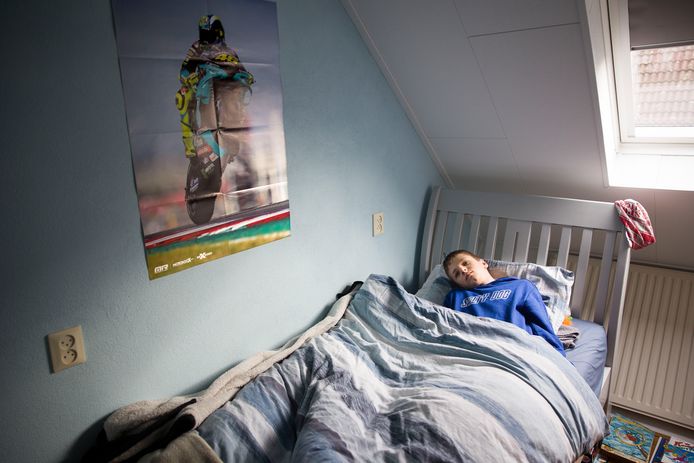 De 13-jarige Ruben Van Gameren uit Nederland heeft al 2 jaar long covid en kan niets meer. Niet naar school gaan, niet buiten spelen en niet meer lezen of rekenen door brain fog.