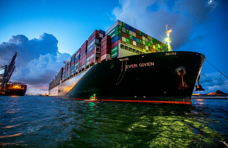 Containerschip Ever Given vaart donderdag in de vroege ochtend de haven van Rotterdam binnen. Beeld Raymond Rutten / de Volkskrant