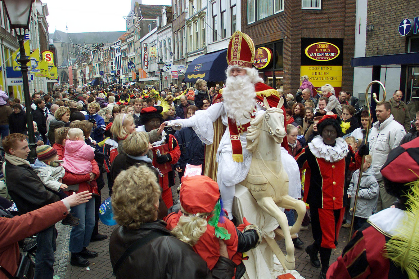 Bertus Krabbe was jarenlang in ‘officiële’ Sinterklaas van Kampen. In 2002 haalde hij het landelijke nieuws door op een houten paard door de stad te rijden: ,,Ik ben hartstikke bang voor paarden.”