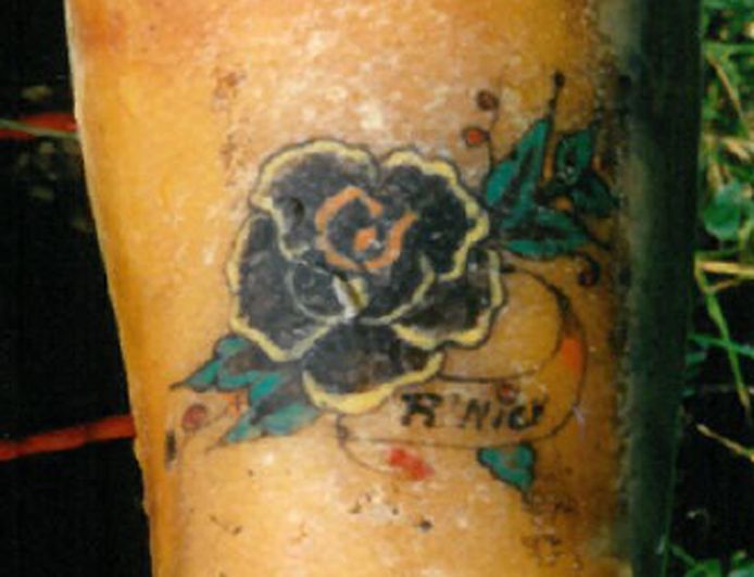 De vermoorde vrouw had een opvallende tatoeage van een zwarte roos met daaronder enkele lettertjes.