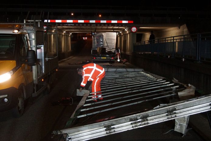 Het dak van de vrachtwagen wordt in kleinere delen geslepen en afgevoerd.