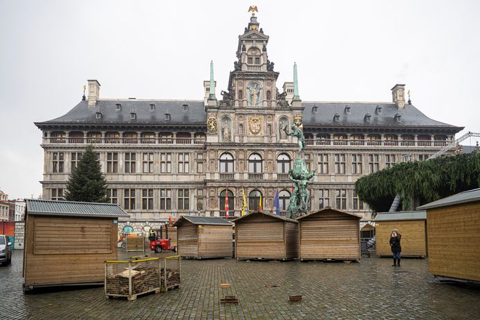 De kraampjes stonden er al, maar de kerstmarkt in Antwerpen werd toch geannuleerd.