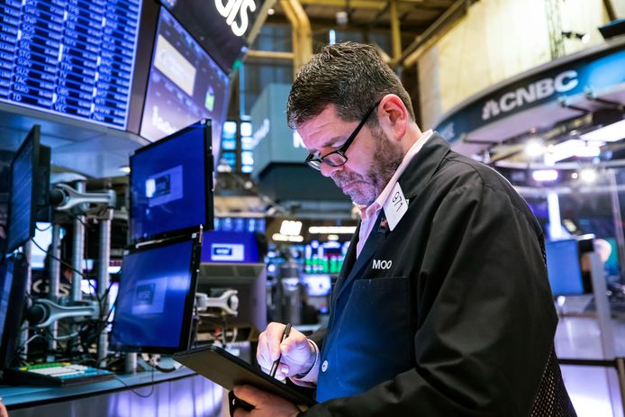 Een beurshandelaar op de vloer van de New York Stock Exchange