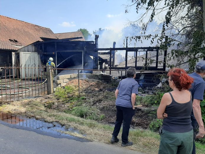 De brandweer rukte donderdagmiddag massaal uit naar een loods in Viersel voor een hevige brand.