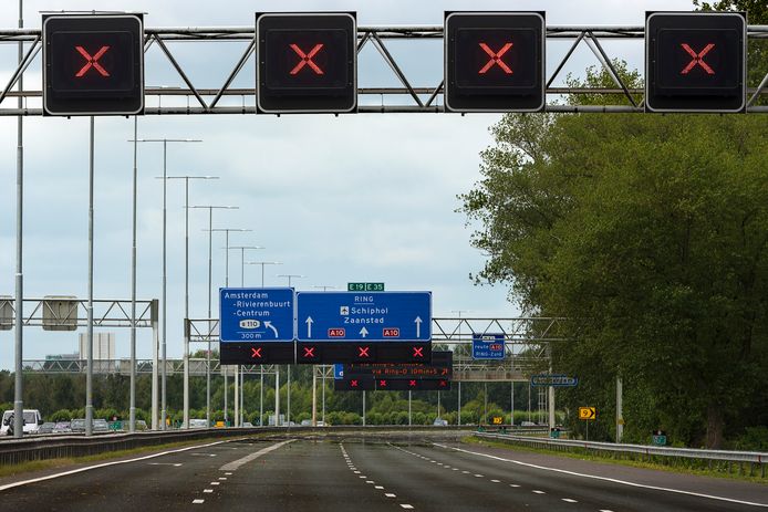 Wat deden wegwerkers toen bestuurders de rode kruizen boven de weg negeerden?