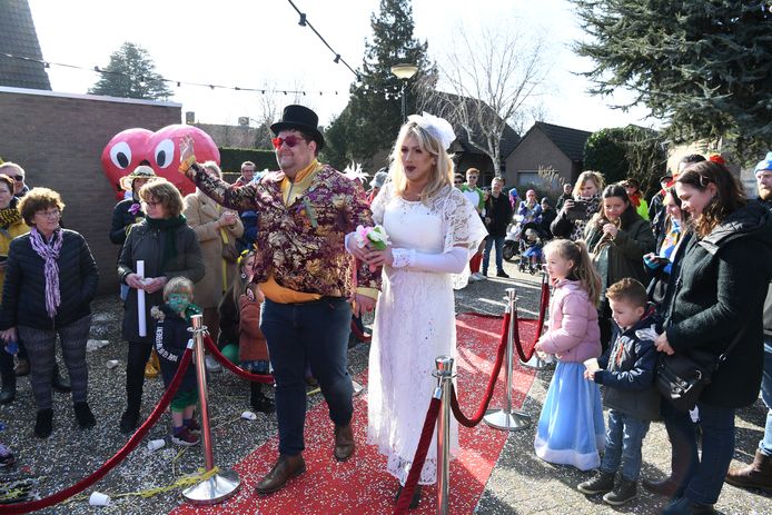Op de trouwlocatie in carnavalssfeer aan de Griffierhof wordt Tante Marjan naar het altaar gebracht om daar haar Tarzan te ontmoeten..