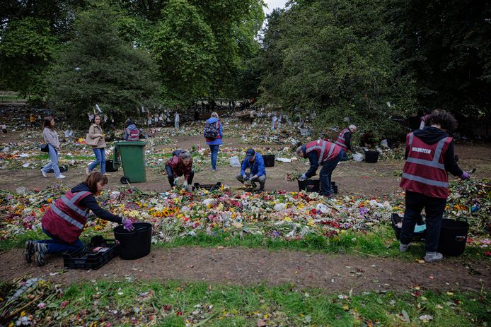 Vrijwilligers halen bloemen voor de Queen weg uit Londense parken.