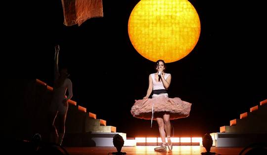 Van waanzin naar poëzie: de AFAS Dome zag een dolle rit op de Rosalía-roetsjbaan ★★★★☆