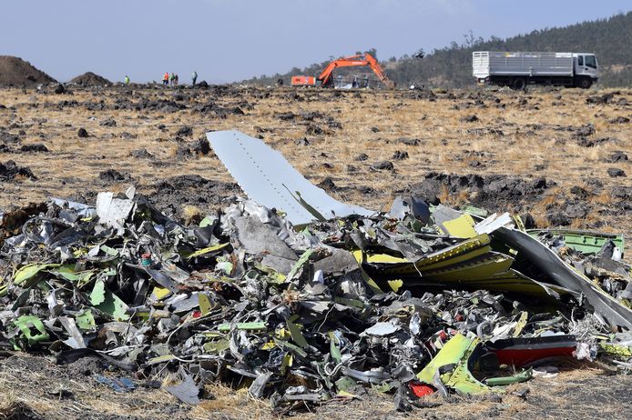 Brokstukken van het gecrashte toestel van Ethiopian Airlines.
