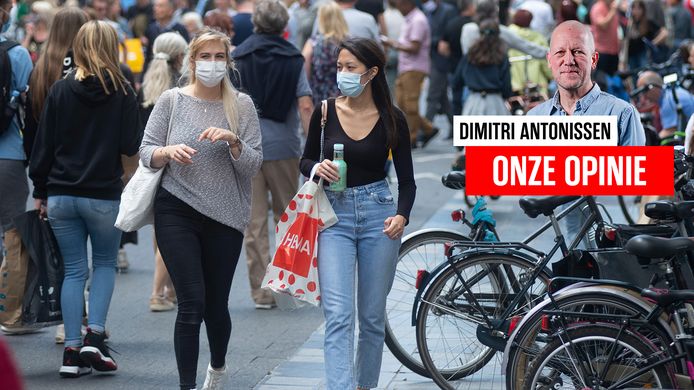 Twee vrouwen dragen mondkapjes in Antwerpen.