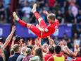 Wout Brama wordt gejonast door de spelers.