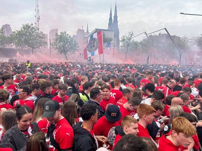 LIVE huldiging PSV | Tienduizenden mensen wachten op huldiging, drie platte karen bij stadion