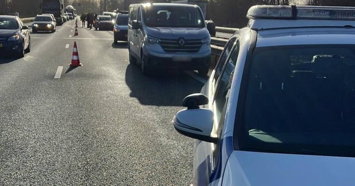 Ongeval met meerdere voertuigen op A27: linkerrijstrook afgekruist.