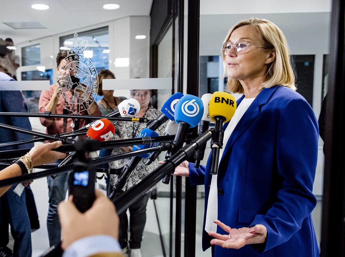 Demissionair minister van Buitenlandse Zaken Sigrid Kaag staat de pers te woord nadat ze bekendmaakte terug te treden als minister.