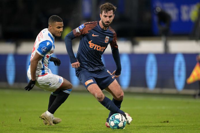 Davy Pröpper draait achteloos weg bij Amin Sarr van Heerenveen.