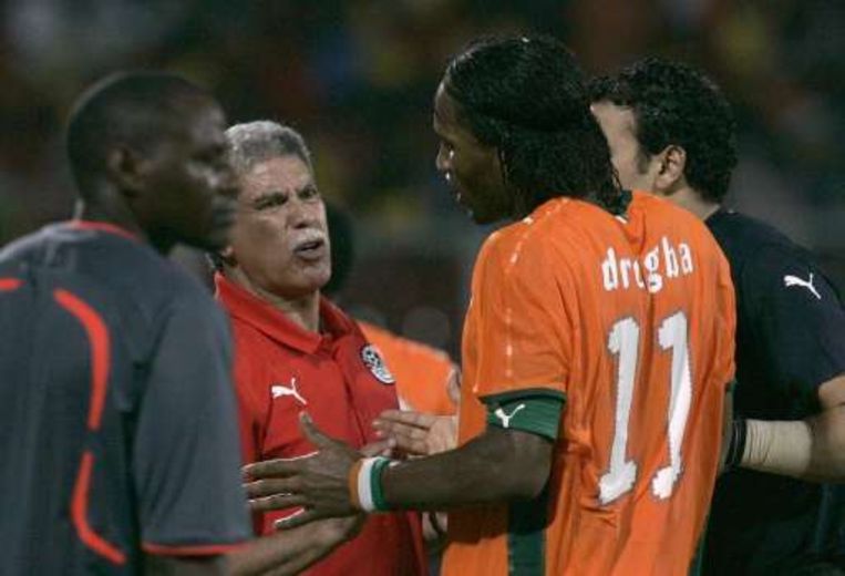 Didier Drogba ruziet met Hassan Shehata, de coach van Egypte. Beeld UNKNOWN