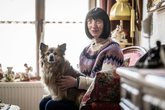 Delphine met Bernard, één van haar twee hondjes. In het huis van Omer, haar buurman.