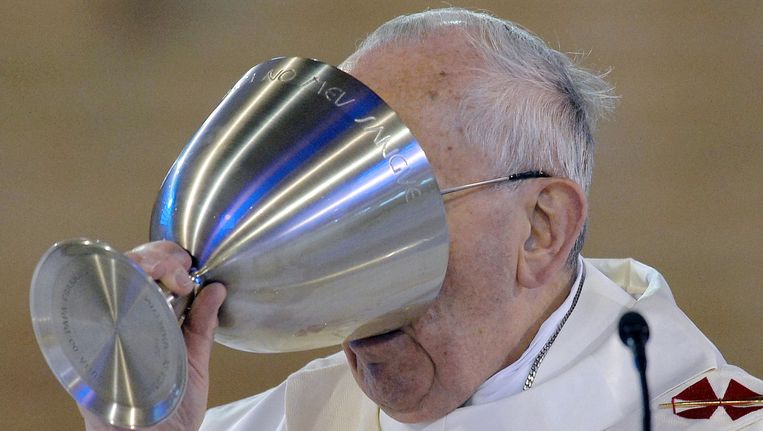 Paus Franciscus drinkt tijdens de eucharistieviering de wijn. Beeld afp