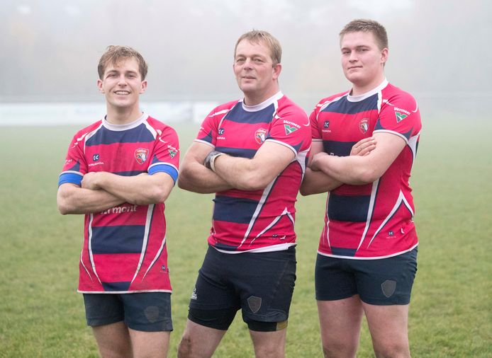 Vader rugbyt samen met zijn zoons in het eerste van Tovaal Sport in