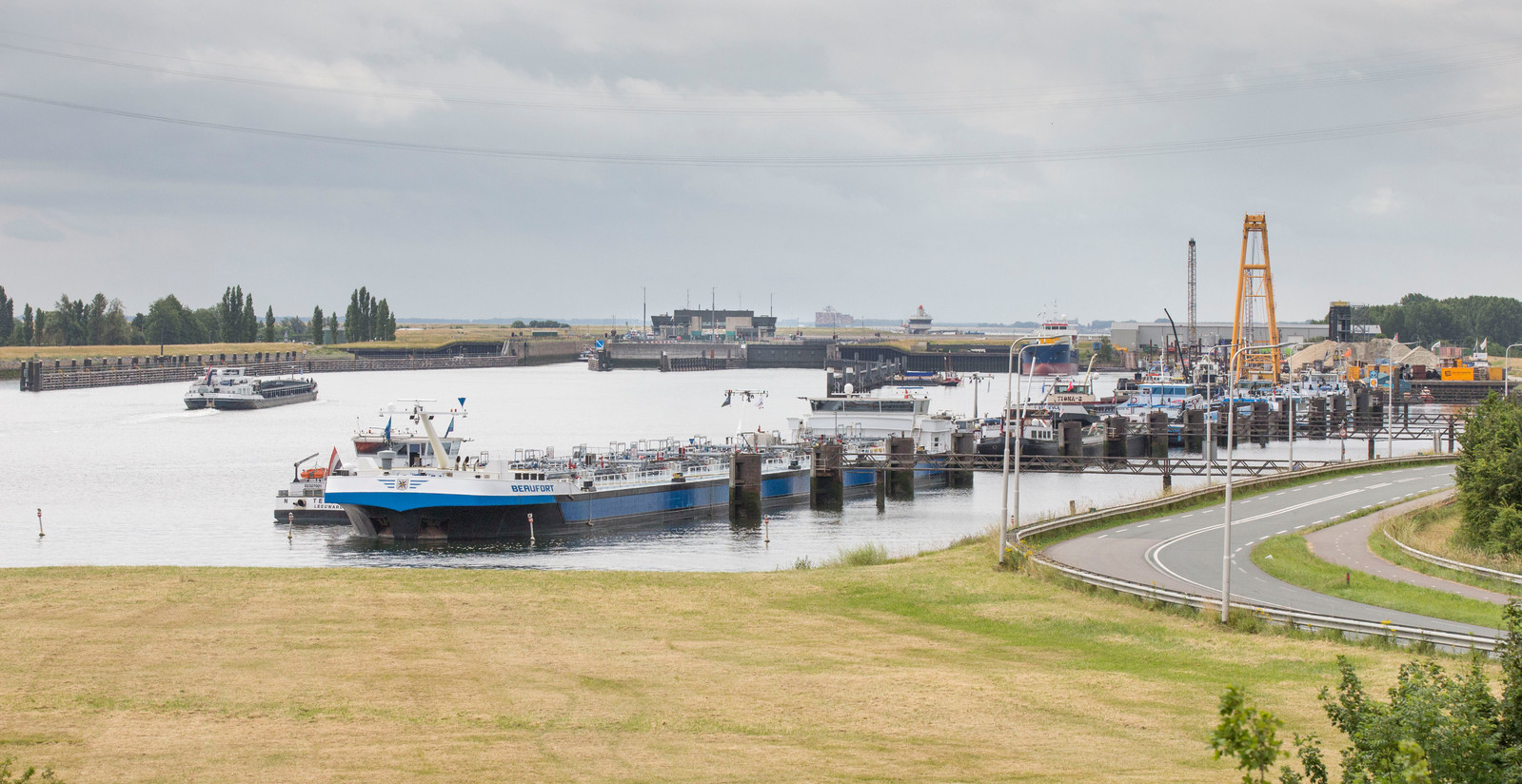 Rijkswaterstaat kiest voor uiterst onhandig moment om steigers af te sluiten Foto pzc.nl