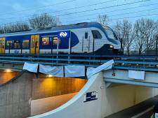 Vandalisme op het station: Verkiezingsspandoeken losgesneden