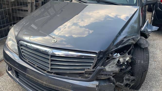 Materiële schade nadat voertuigen botsen aan kruispunt 