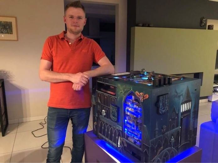 Steven De Corte van Hintlabyrinth bij de nieuwste aanwinst: de escapecube ‘Magic School’.