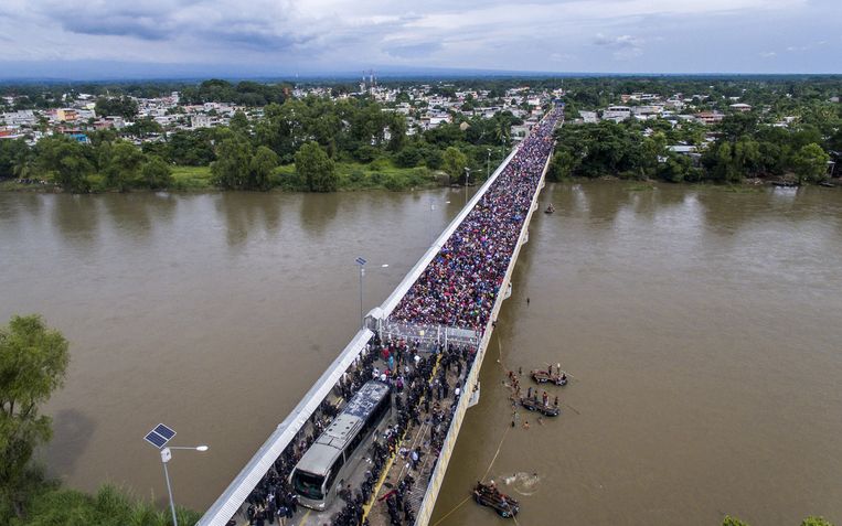 De migrantenkaravaan wordt tegengehouden op de grens tussen Guatemala en Mexico. Beeld AFP