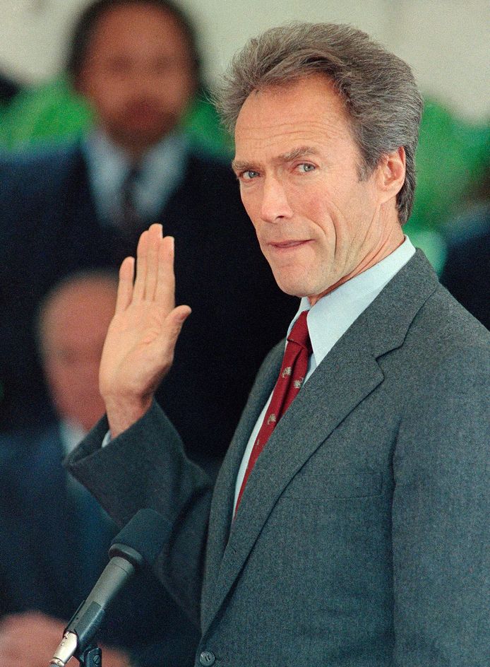 Foto van acteur Clint Eastwood die de eed aflegt in 1986 als burgemeester van Carmel-by-the-Sea, Californië.