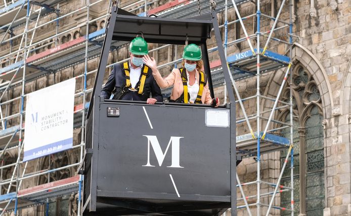 Naar de top van het Belfort in de personenmand van de torenkraan, burgemeester Emmily Talpe deed het al voor.