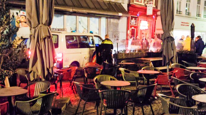 Een politiebusje op de Voorstraat in Dordrecht.