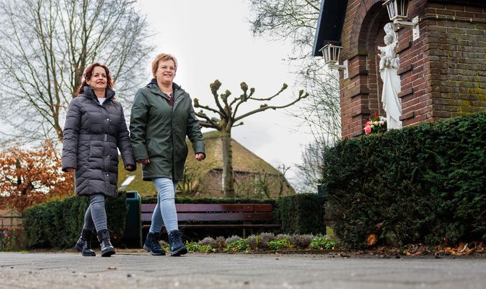 Maud (links) en Judith van de Pas bij de Mariakapel aan de Heukelomseweg, die hun moeder lange tijd onderhouden heeft.