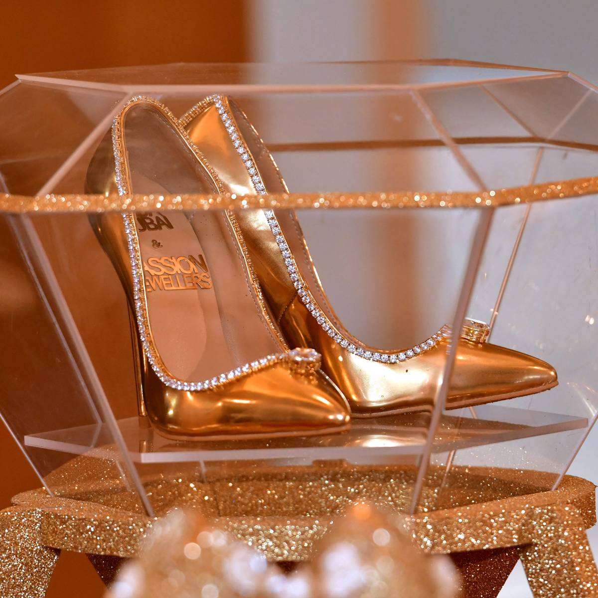 De duurste schoenen ter wereld kosten maar liefst 15 miljoen euro Bizar destentor