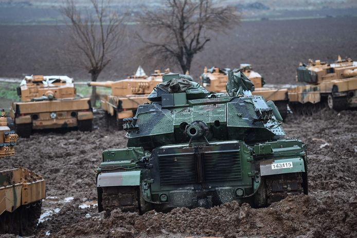 Turkse tanks bij de Syrische grens.