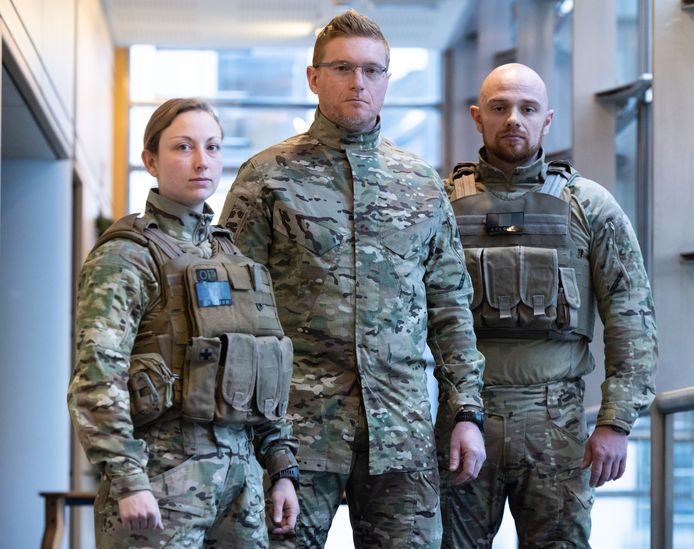 twee Bowling krassen Belgische vrouwelijke militairen krijgen een nieuw uniform. “Nu houden we  onze broek omhoog met een koord” | Mode & Beauty | hln.be
