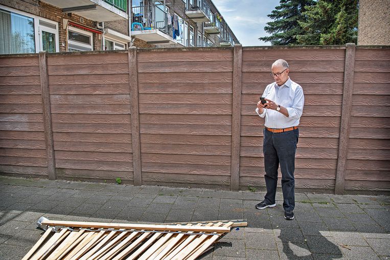 Burgemeester Ahmed Aboutaleb maakt een melding van afval in Carnisse.
 Beeld Guus Dubbelman / de Volkskrant